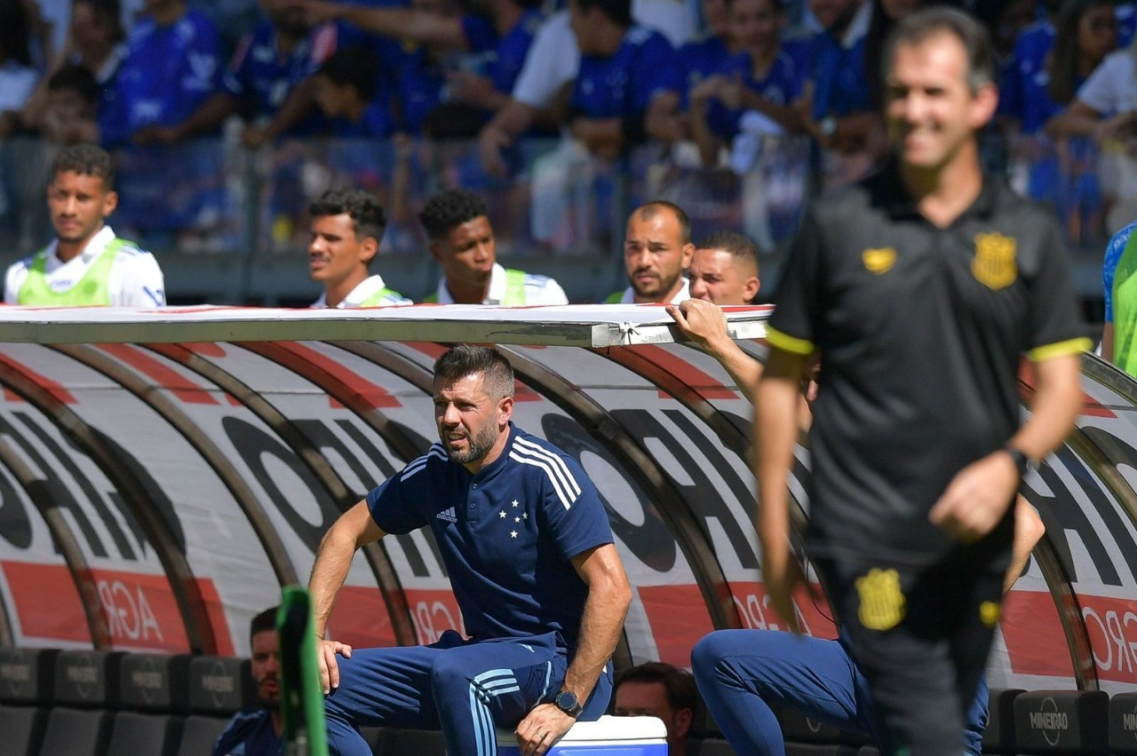 Em apenas cinco meses sob o comando do técnico Paulo Pezzolano, o time celeste já conseguiu igualar o número de vitórias de todo o ano de 2021