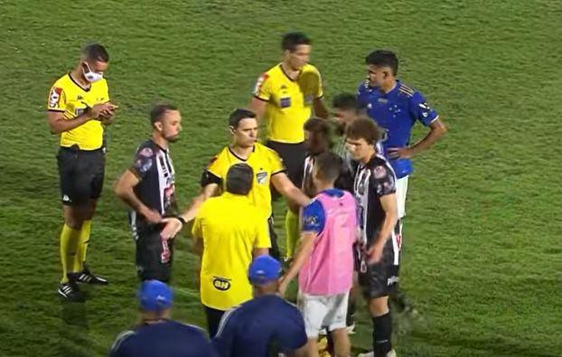 Jogadores das duas equipes reclamaram da arbitragem do catarinense Rodrigo Dalonso