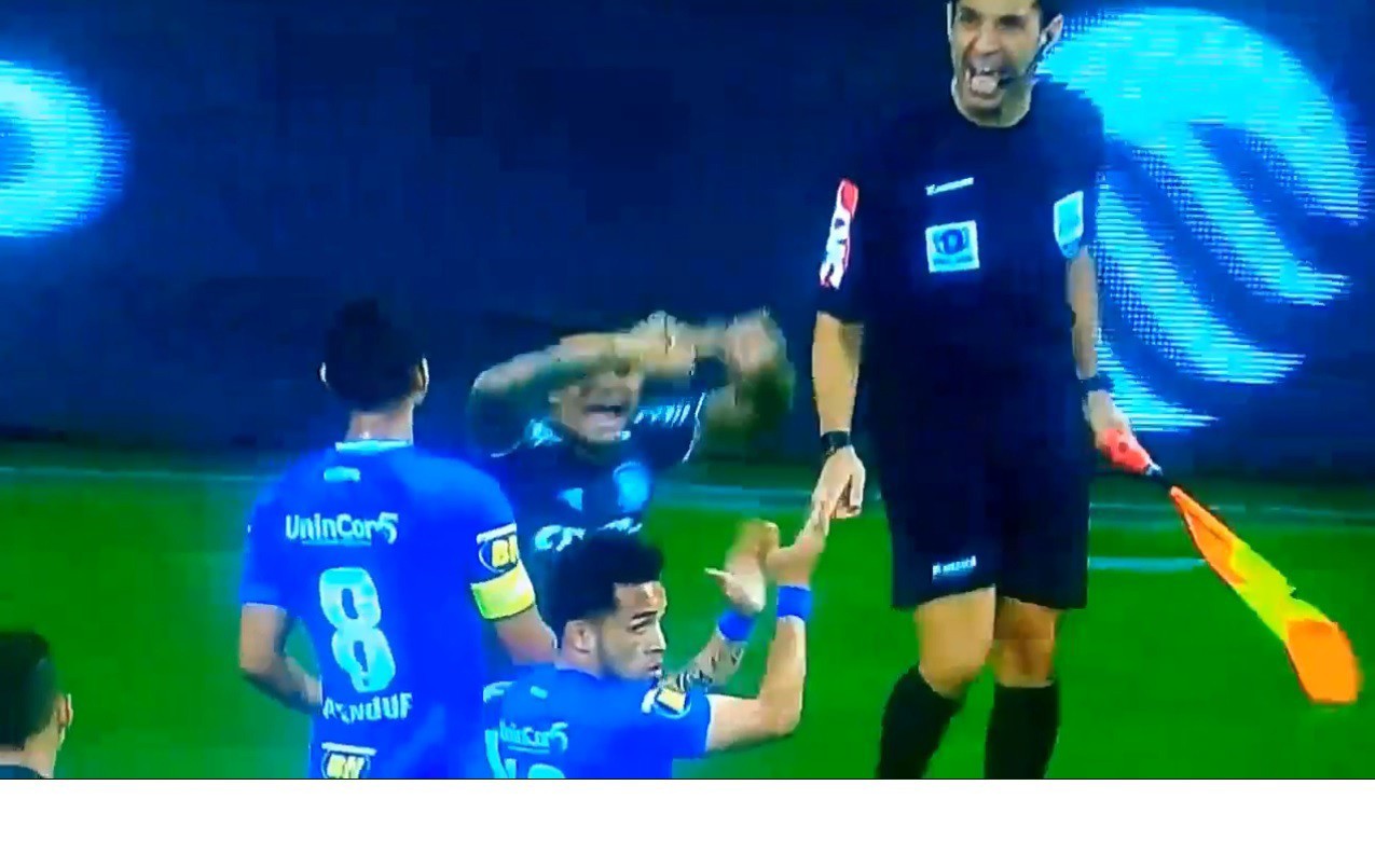 Dudu pede o uso do VAR em lance de lateral