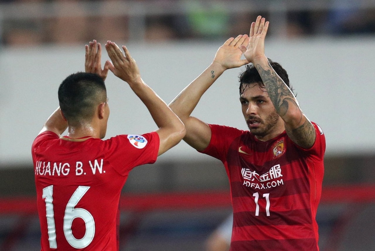 Ricardo Goulart em ação pelo Guangzhou Evergrande, no futebol chinês