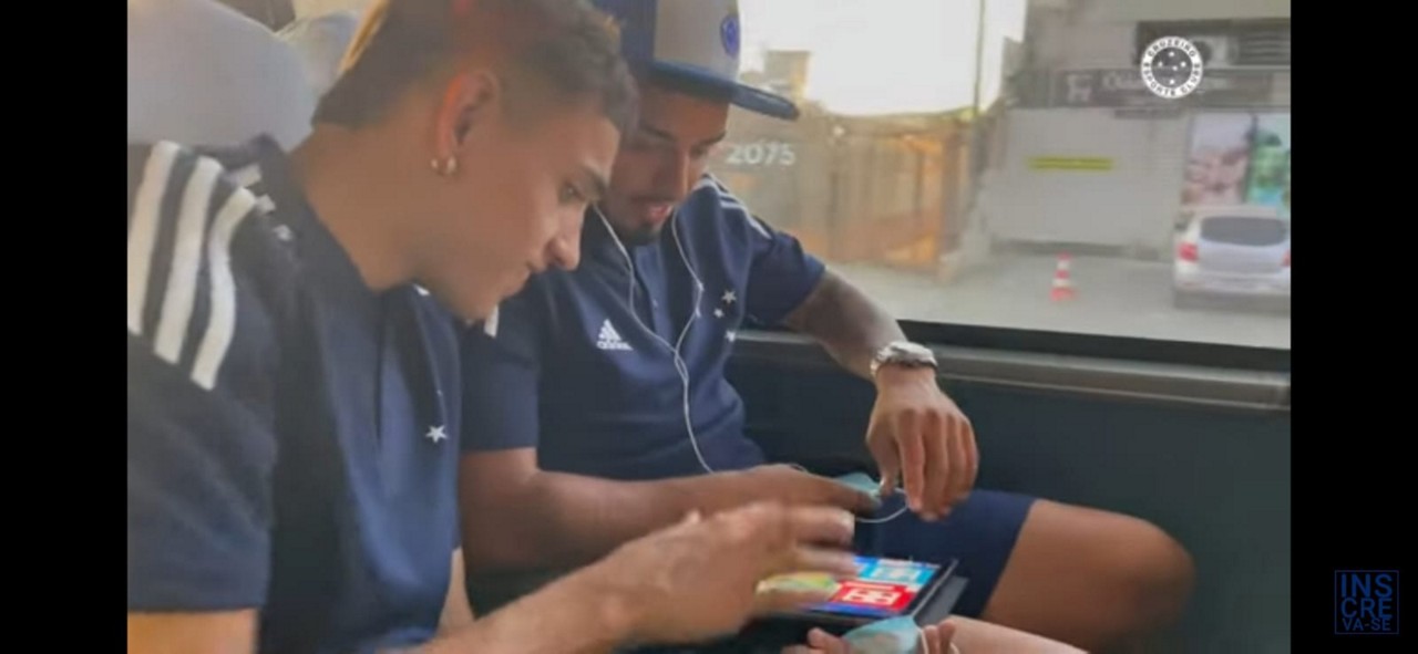 Atacante Stênio e lateral esquerdo Bidu aproveitaram o tempo da viagem para disputa de jogos eletrônicos