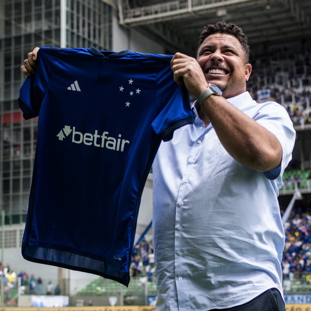 Ronaldo apresenta a nova camisa do Cruzeiro com o patrocínio master