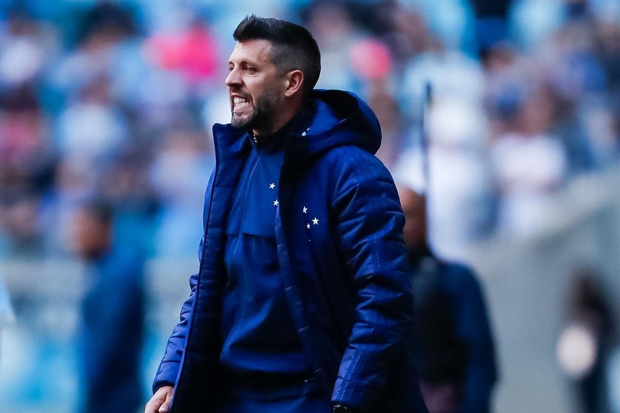 Técnico do Cruzeiro foi expulso durante a partida contra o Grêmio; revoltado, revelou estar usando um gravador de áudio no uniforme