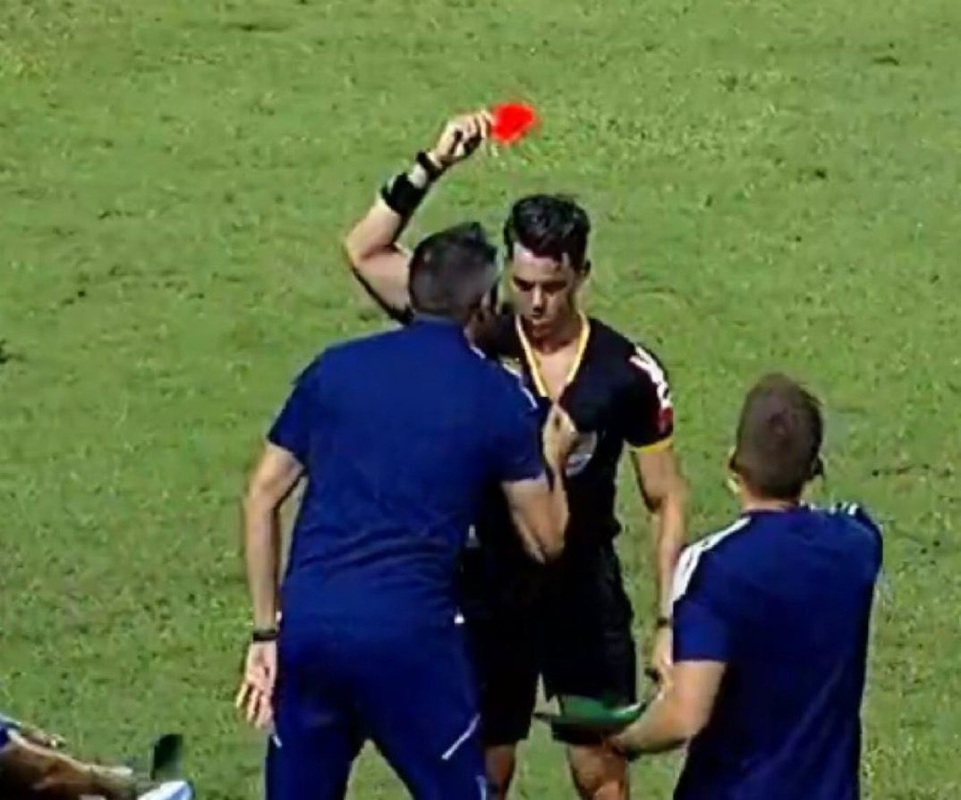 Pezzolano foi expulso na partida contra o CSA