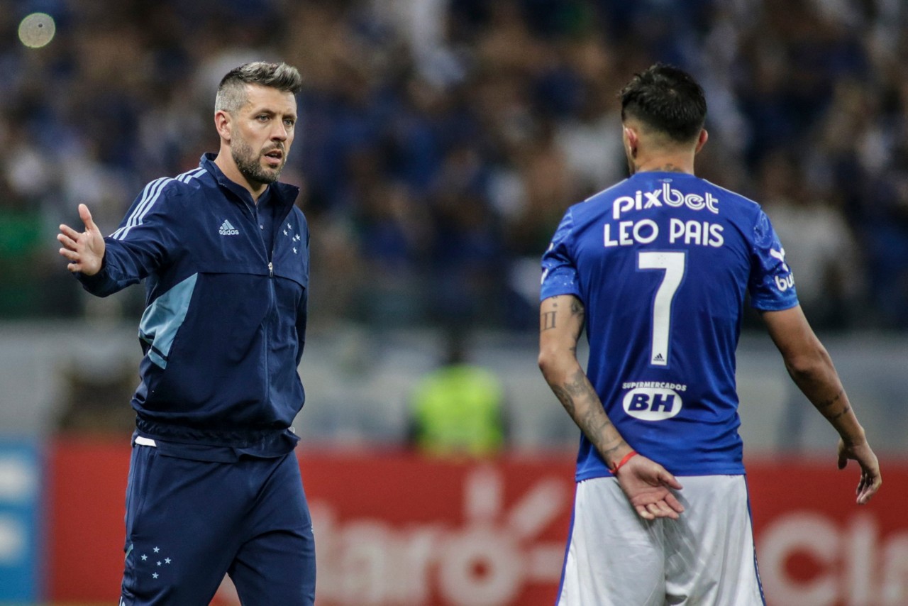 Paulo Pezzolano foi expulso por Raphael Claus ainda no primeiro tempo