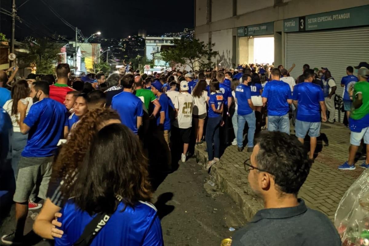 Fila na porta do independenciajpg