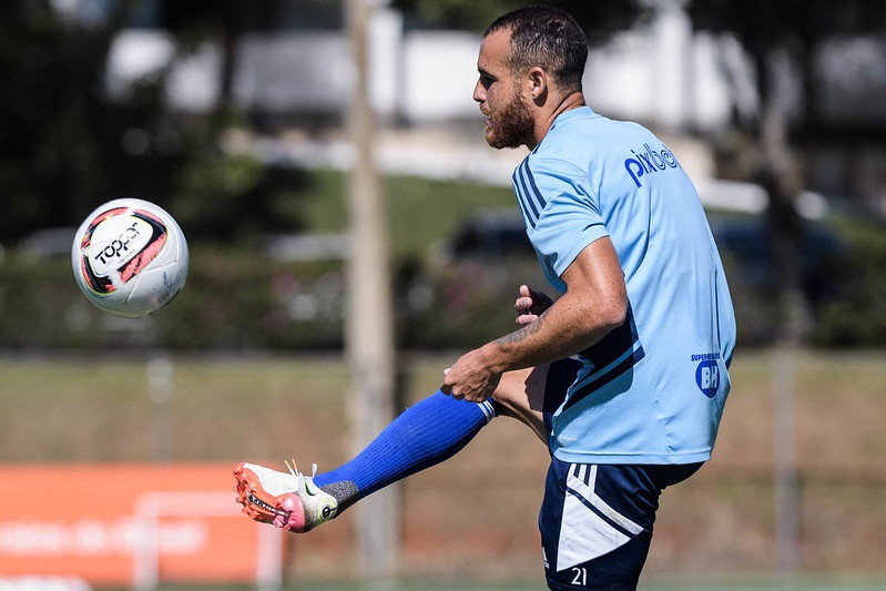 Volante Pedro Castro não tem sido acionado por Pezzolano nas últimas partidas do Cruzeiro
