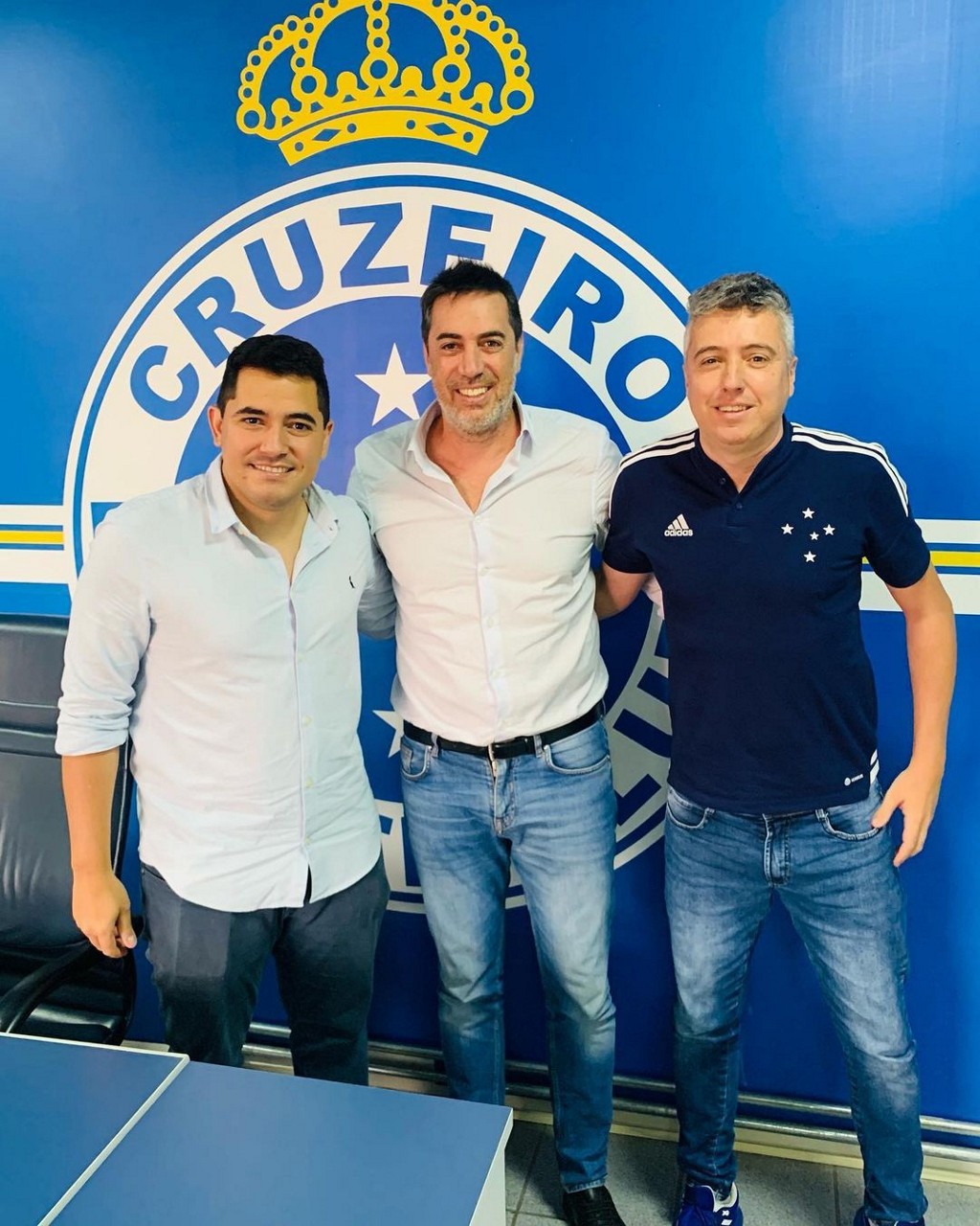 Pedro Martins, diretor de futebol do Cruzeiro, ao lado Marco Vanzini, empresário de Agustín Almendra