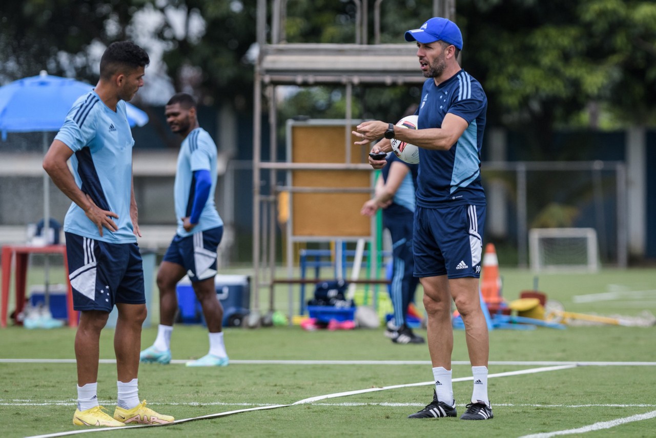 Técnico Paulo Pezzolano passa instruções para o atacante Bruno Rodrigues durante treino na Toca da Raposa