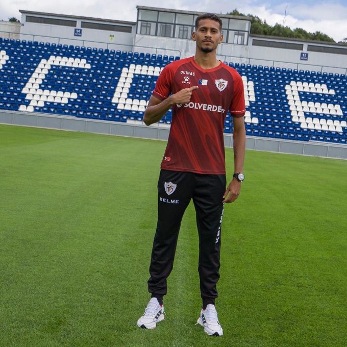 Adriano é anunciado no Santa Clara pelas próximas cinco temporadas