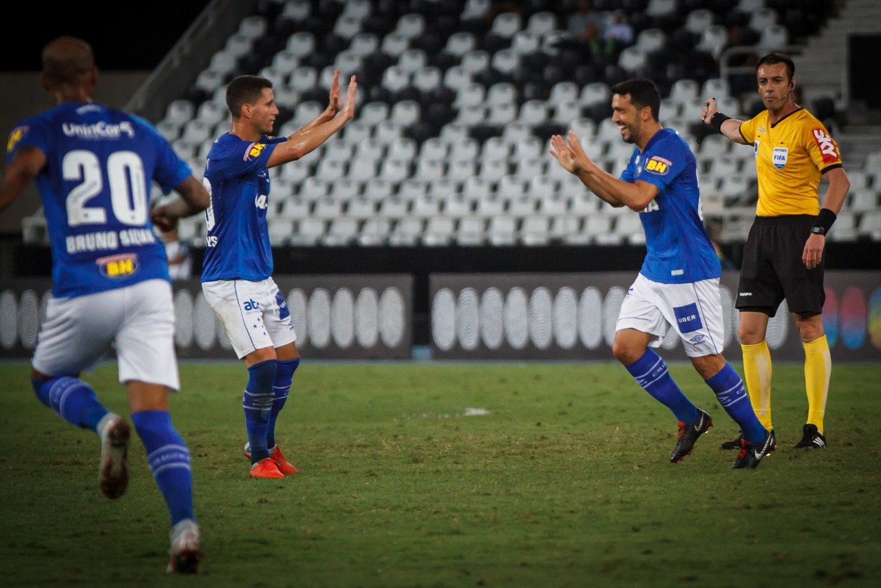 Edilson comemora golaço com Thiago Neves