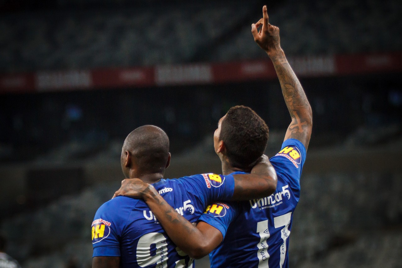 Raniel e Sassá fizeram os gols da vitória do Cruzeiro no Mineirão