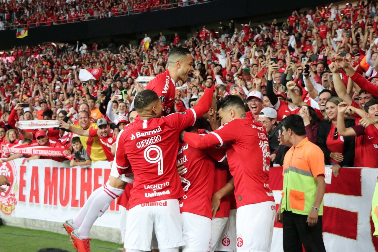 Jogadores do Colorado celebram classificação às quartas de final da Copa Libertadores