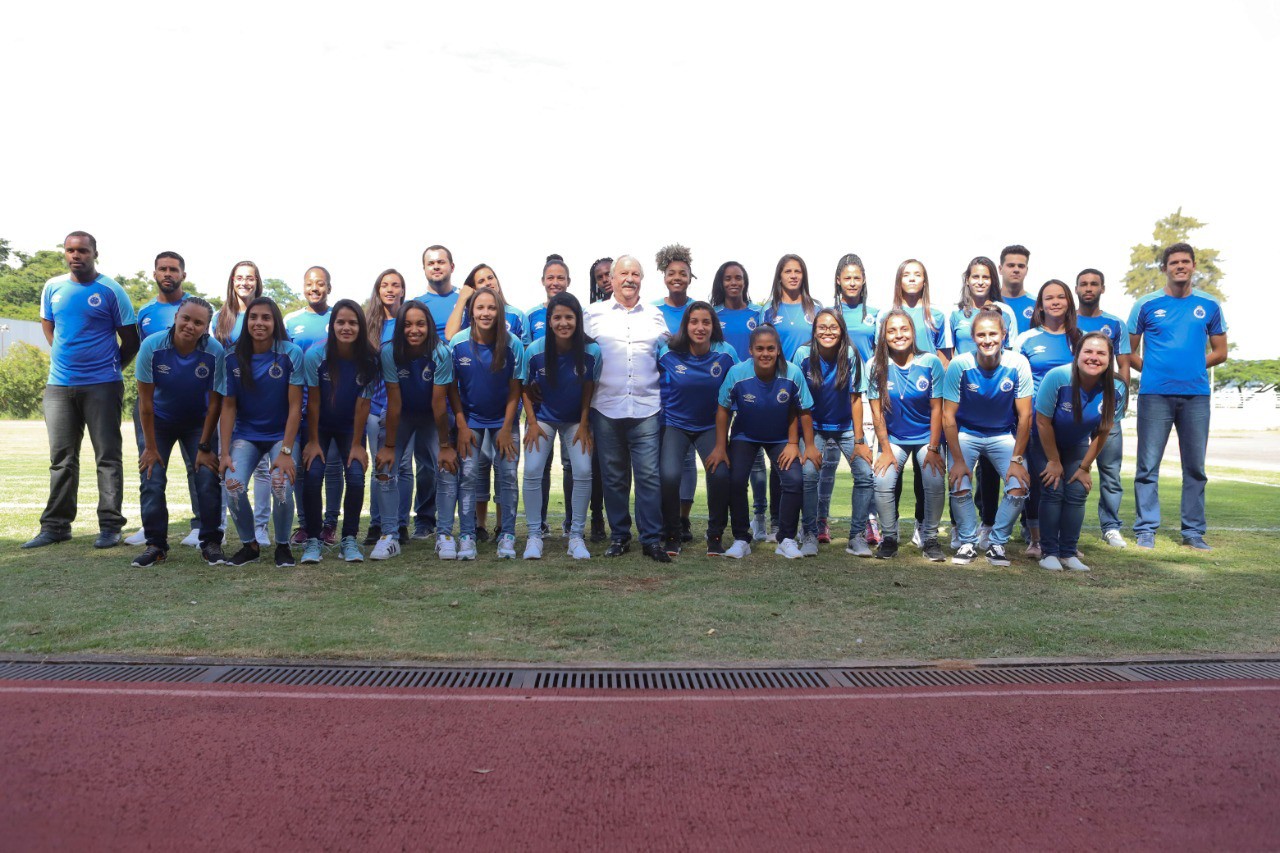 Presidente Wagner Pires posa ao lado de meninas do futebol do Cruzeiro