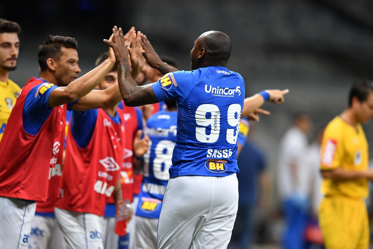 Com Sassá e Raniel, Cruzeiro vence Santos de virada e encerra série de empates