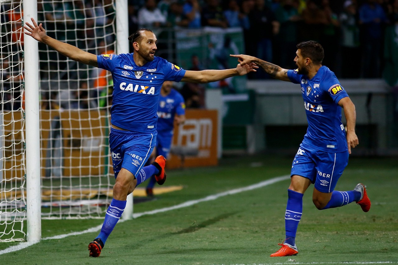 Gigante, Cruzeiro derruba Palmeiras com um a menos em SP e arranca à frente 