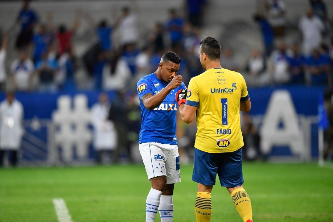 Fábio "abençoa" cruzeirense David em noite iluminada