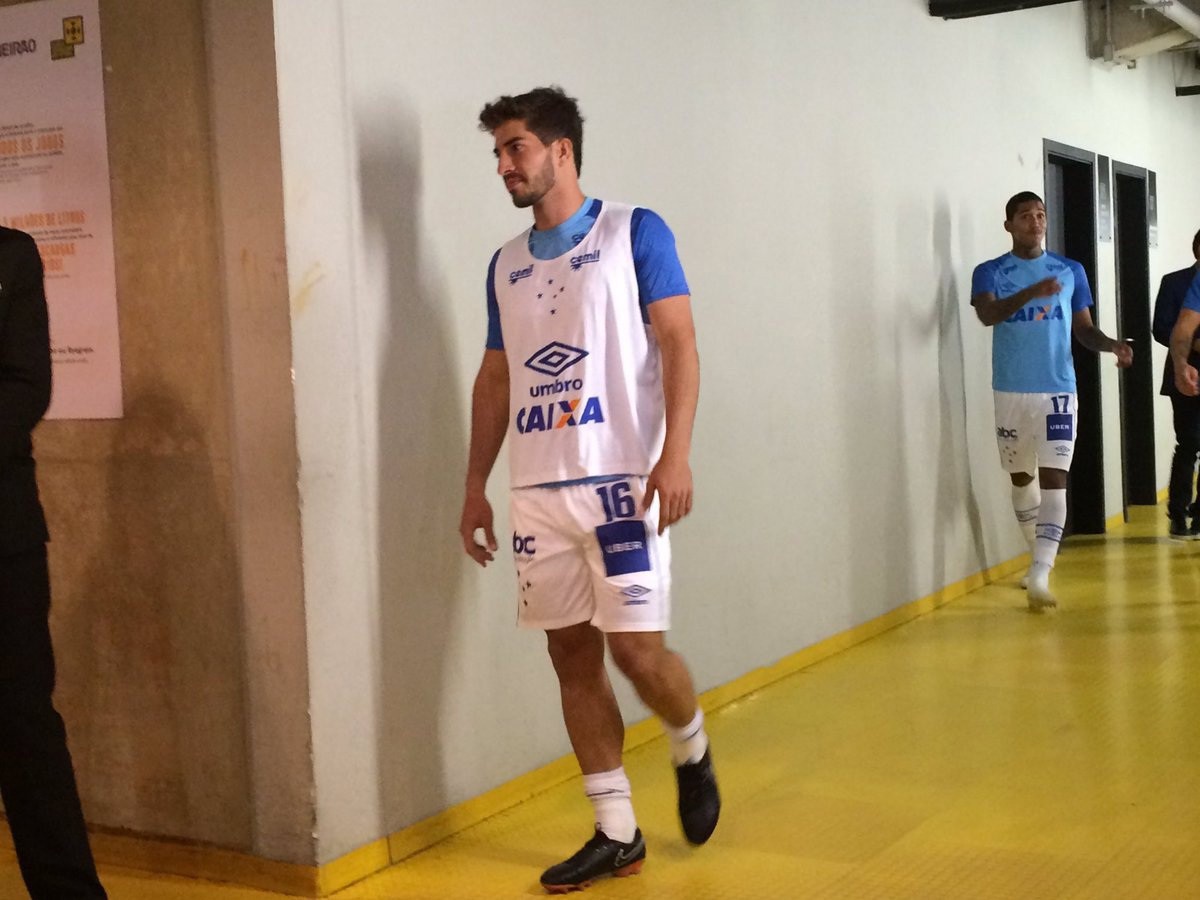 Reserva na final, Lucas Silva mostra abatimento no aquecimento