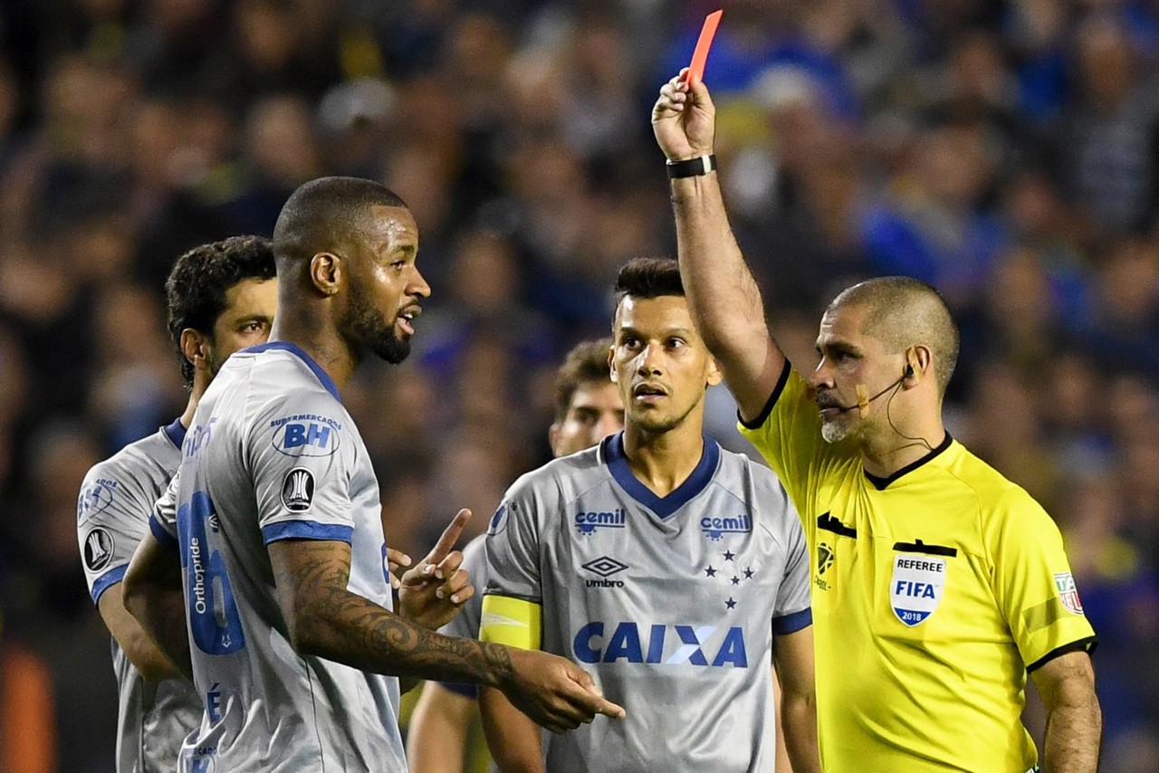 Diretoria do Cruzeiro questiona expulsão de Dedé: "mais lesiva decisão tomada'