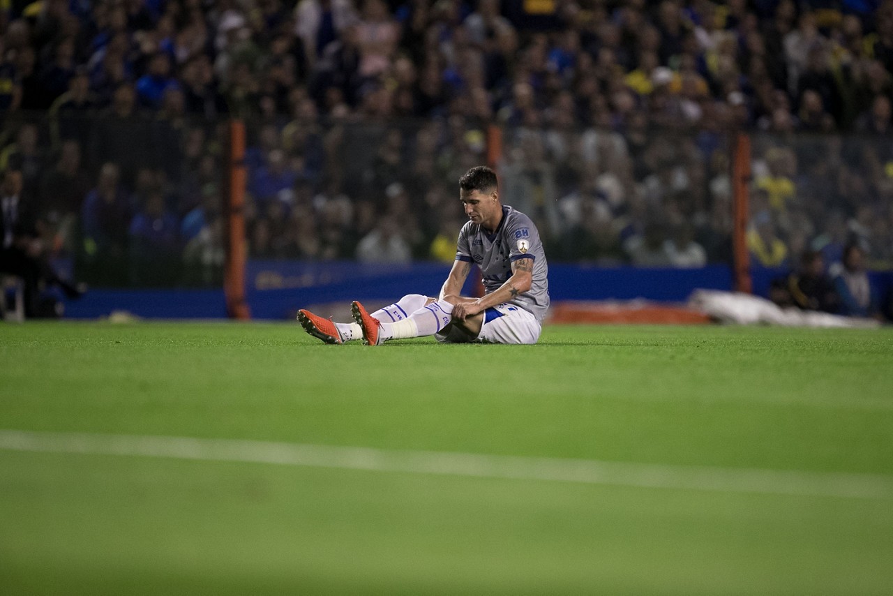 Thiago Neves reclama de dores na coxa direita e é substituído por Sóbis