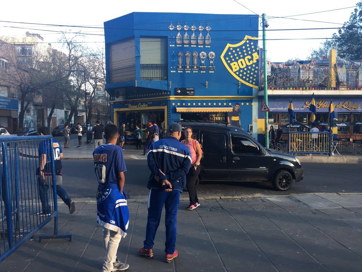 Torcedores do Cruzeiro relatam ameaça e tentativa de atropelamento de argentino