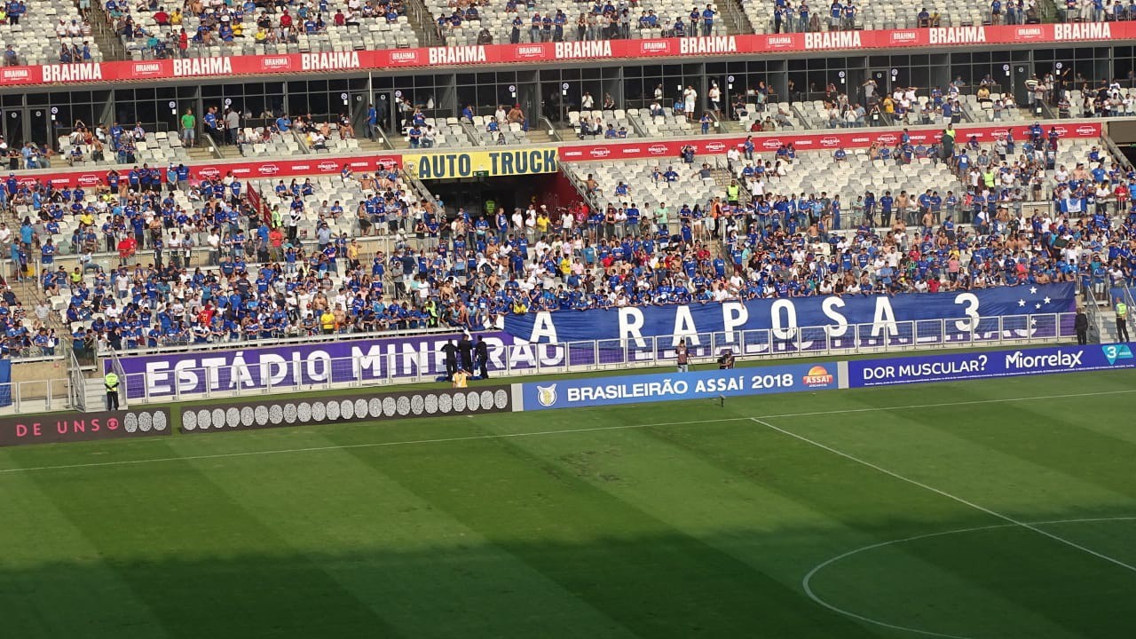 Mineirão coloca placa com nome do estádio, mas Cruzeiro cobre com faixa 'Toca 3'