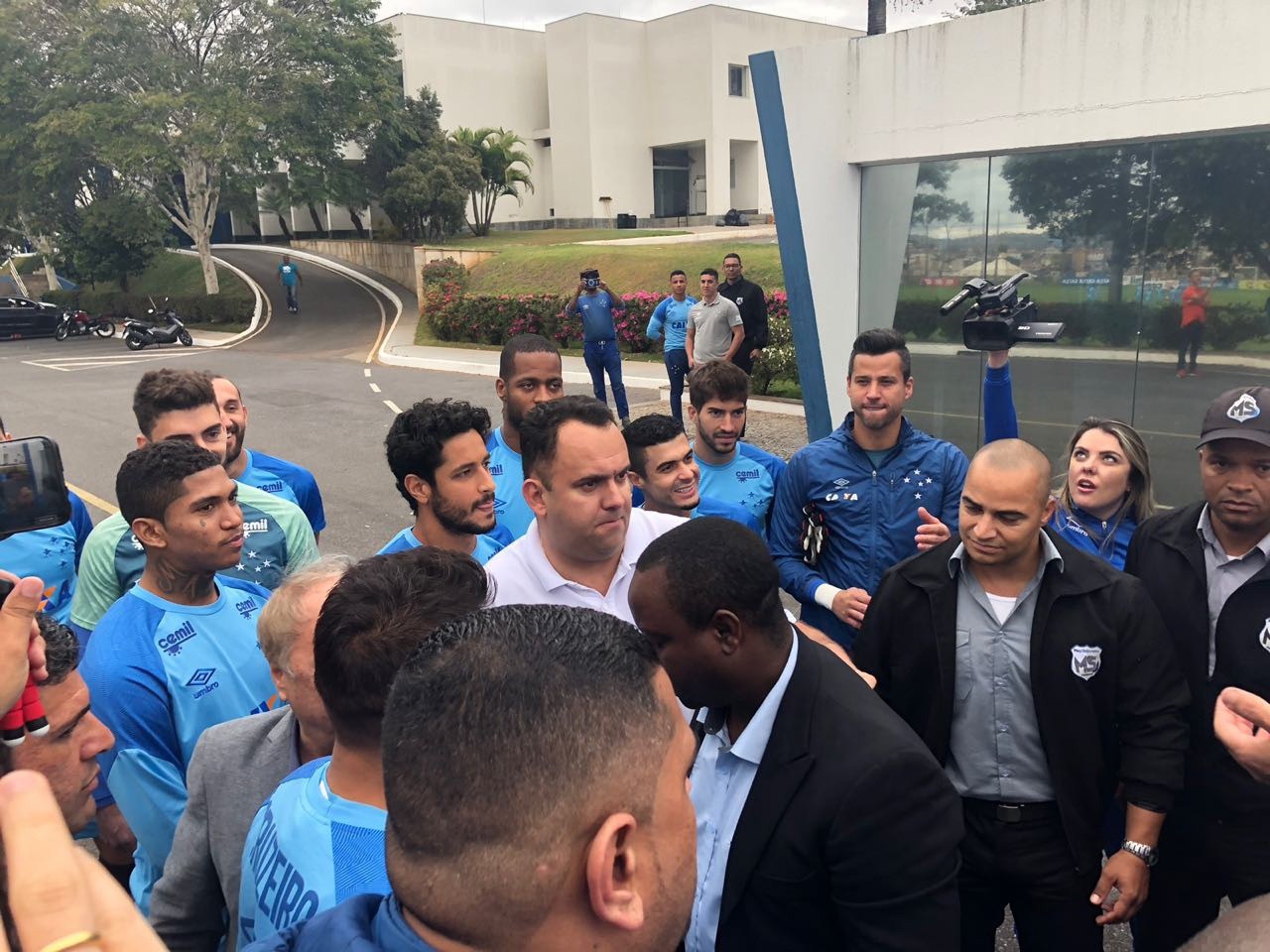 Jogadores conversam com torcedores na porta da Toca da Raposa II