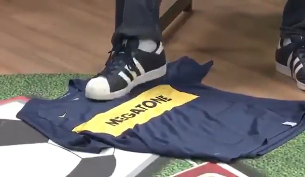 Torcedor do Cruzeiro pisa na camisa do Boca em programa de TV