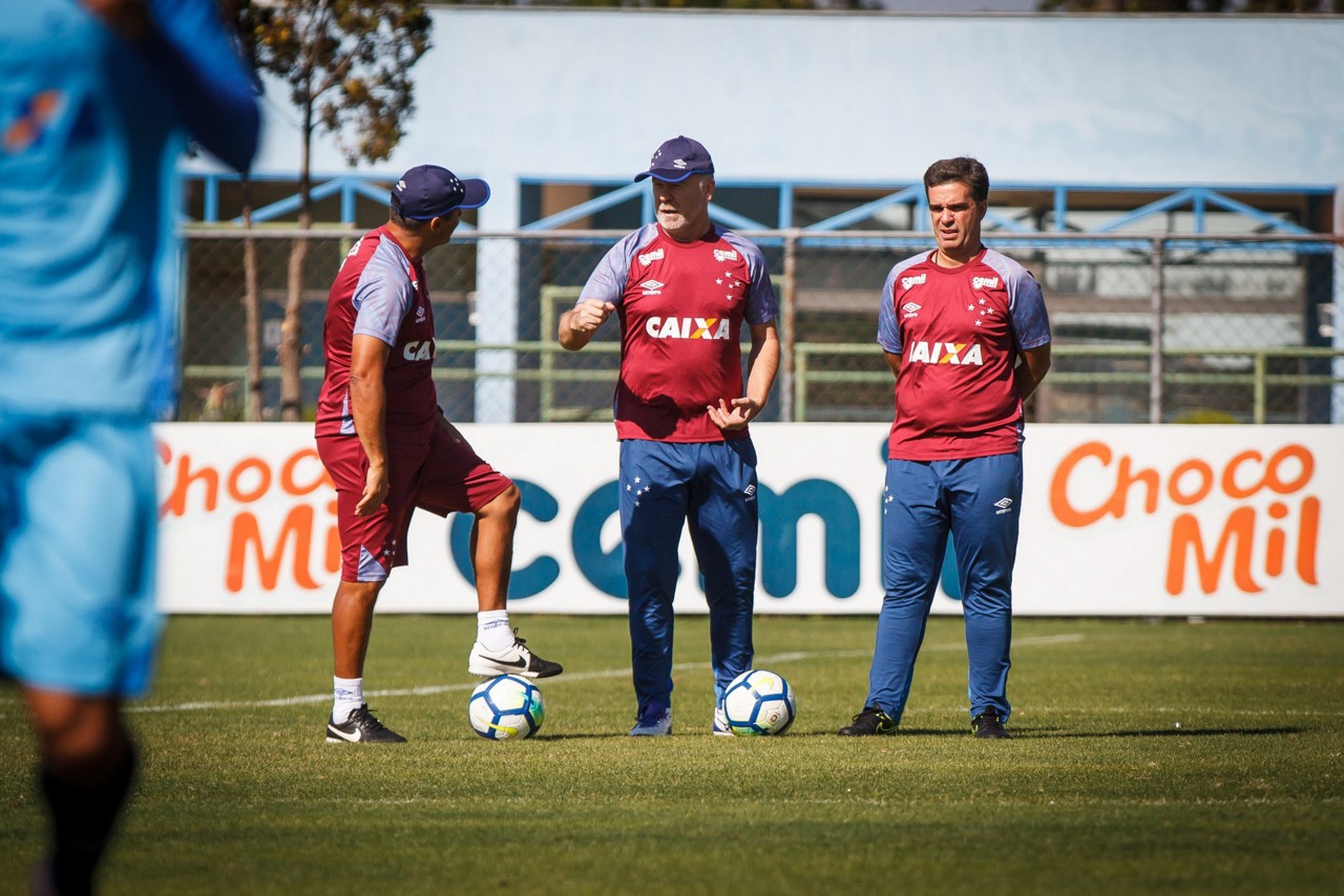 Mano Menezes levará dúvidas na escalação para o vestiário do estádio Nilton Santos