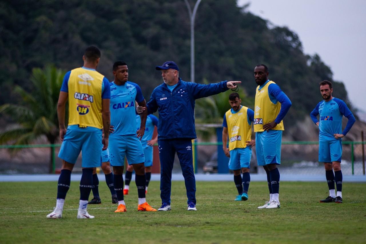 Técnico Mano Menezes orienta comandados durante treino preparatório para duelo com o Flamengo
