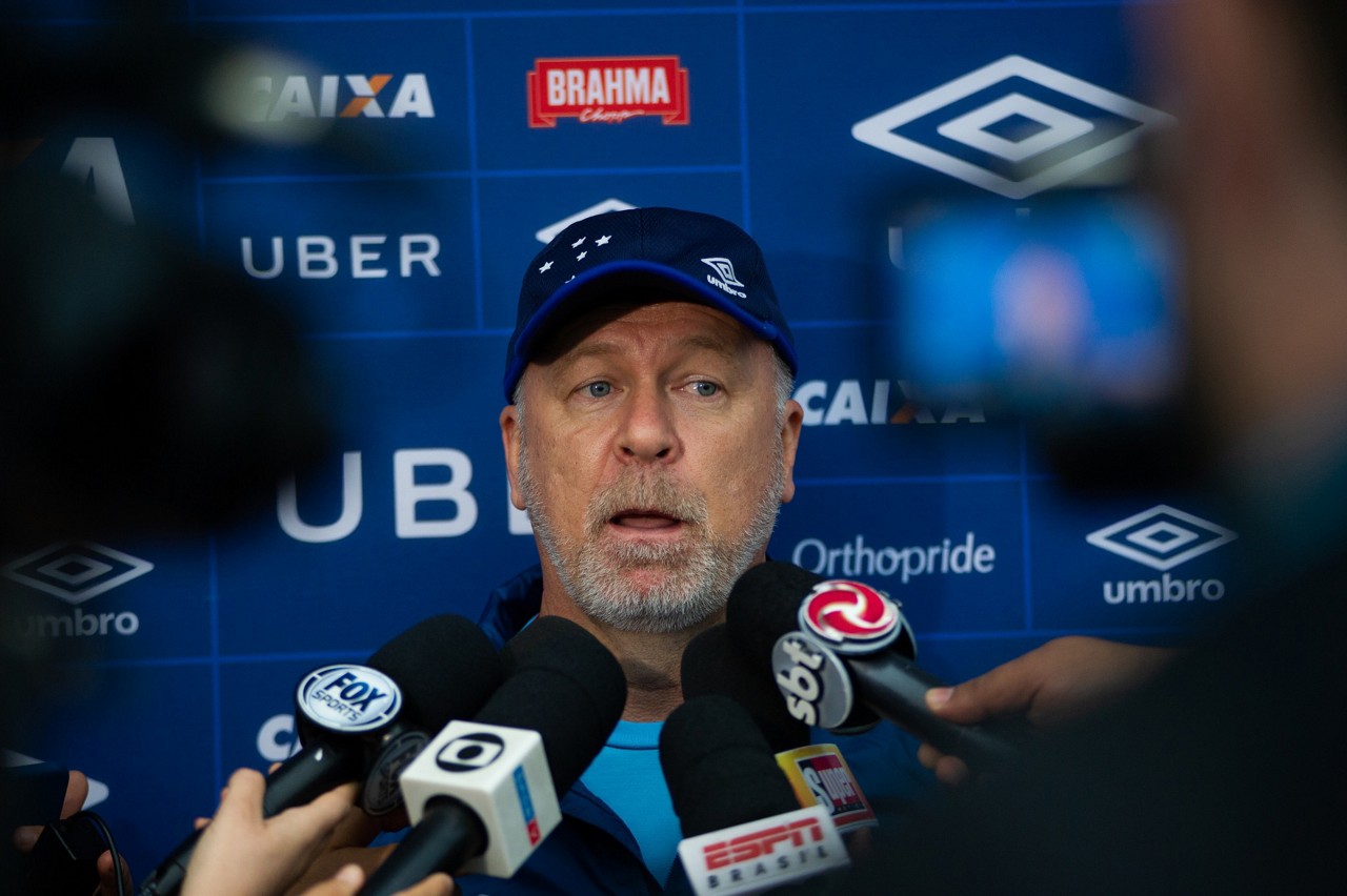 Mano Menezes reconhece dificuldades em manter o elenco focado nos jogos do Brasileiro