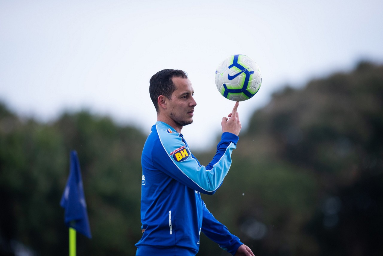 Rodriguinho apareceu no campo e segue seu processo de recuperação após cirurgia na lombar