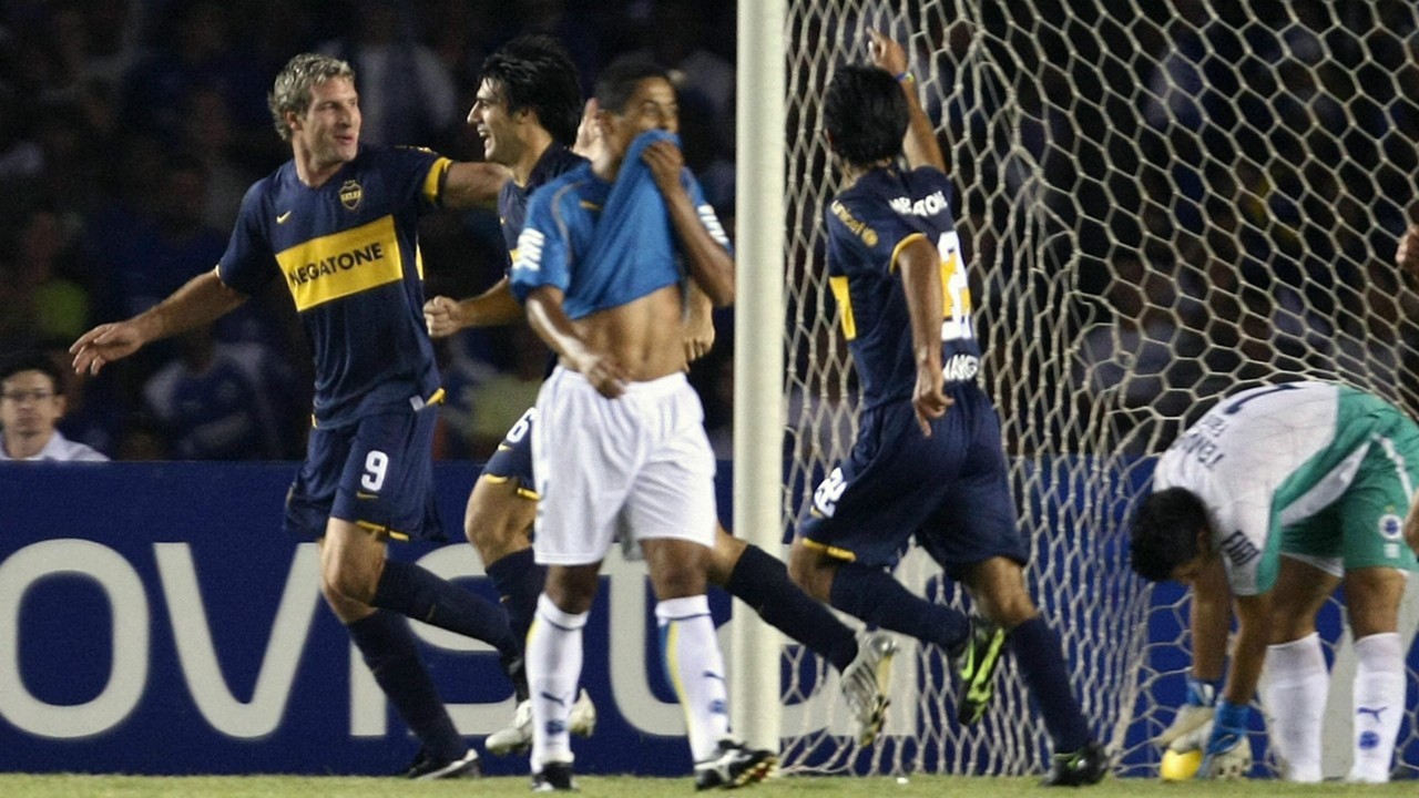 Palermo faz o gol sobre o Cruzeiro no Mineirão, em jogo válido pelas oitavas de final da Libertadores