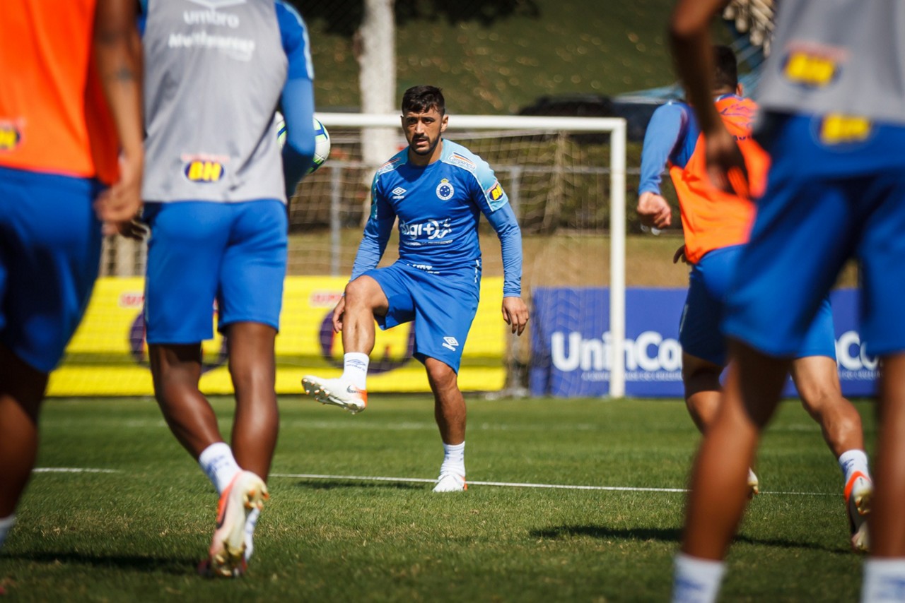 Robinho sentiu um incômodo na panturrilha, algo que vem lhe incomodando desde o jogo contra o Atlético, o segundo pelas quartas de final