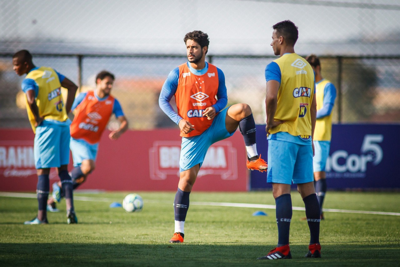 Léo durante treinamento na Toca da Raposa II; zagueiro celeste vem sendo um dos destaques do time no ano