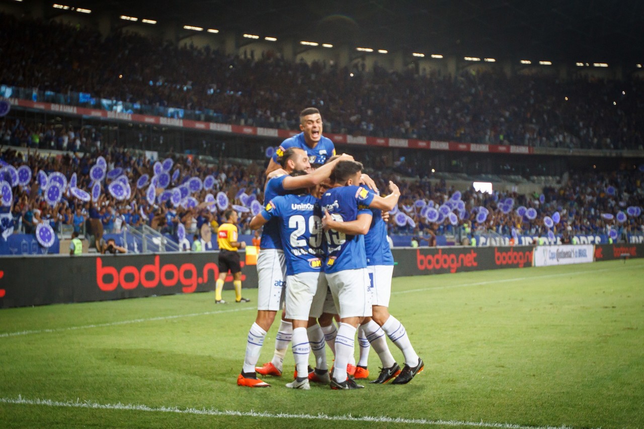 Egídio comemora gol de Barcos com os companheiros