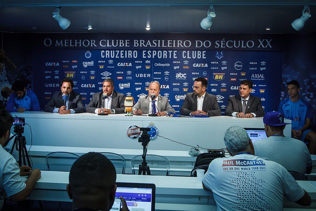 Diretores e novos parceiros do Cruzeiro durante lançamento de iniciativa pioneira