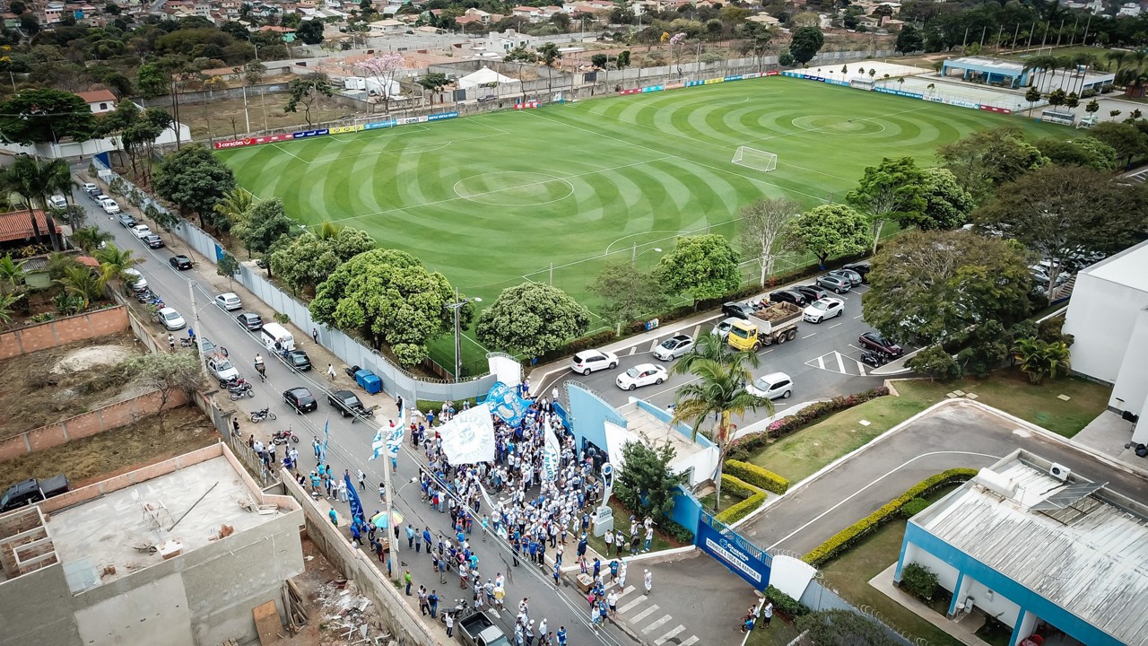 Toca da Raposa fotografada pelo drone da comissão técnica durante recepção da torcida nessa terça-feira