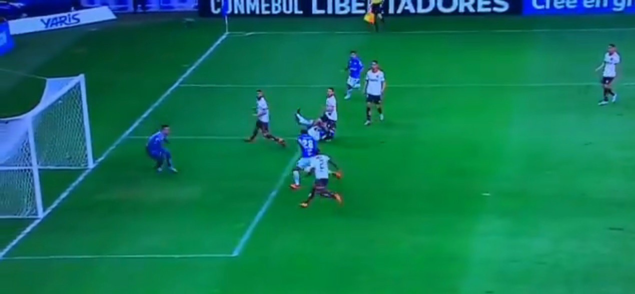 Barcos, do Cruzeiro, perde o gol mais incrível da noite, contra o Fla; veja