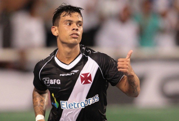 Bernardo foi acusado de agredir a ex-namorada Patricia Melo a socos e pontapés em 2015, após uma discussão na casa dela. Vídeos íntimos do meia também foram vazados
