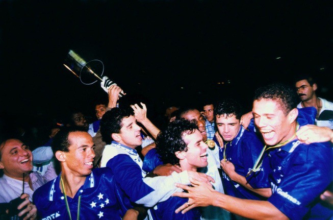 Jogadores do Cruzeiro celebram conquista da Copa do Brasil de 1996