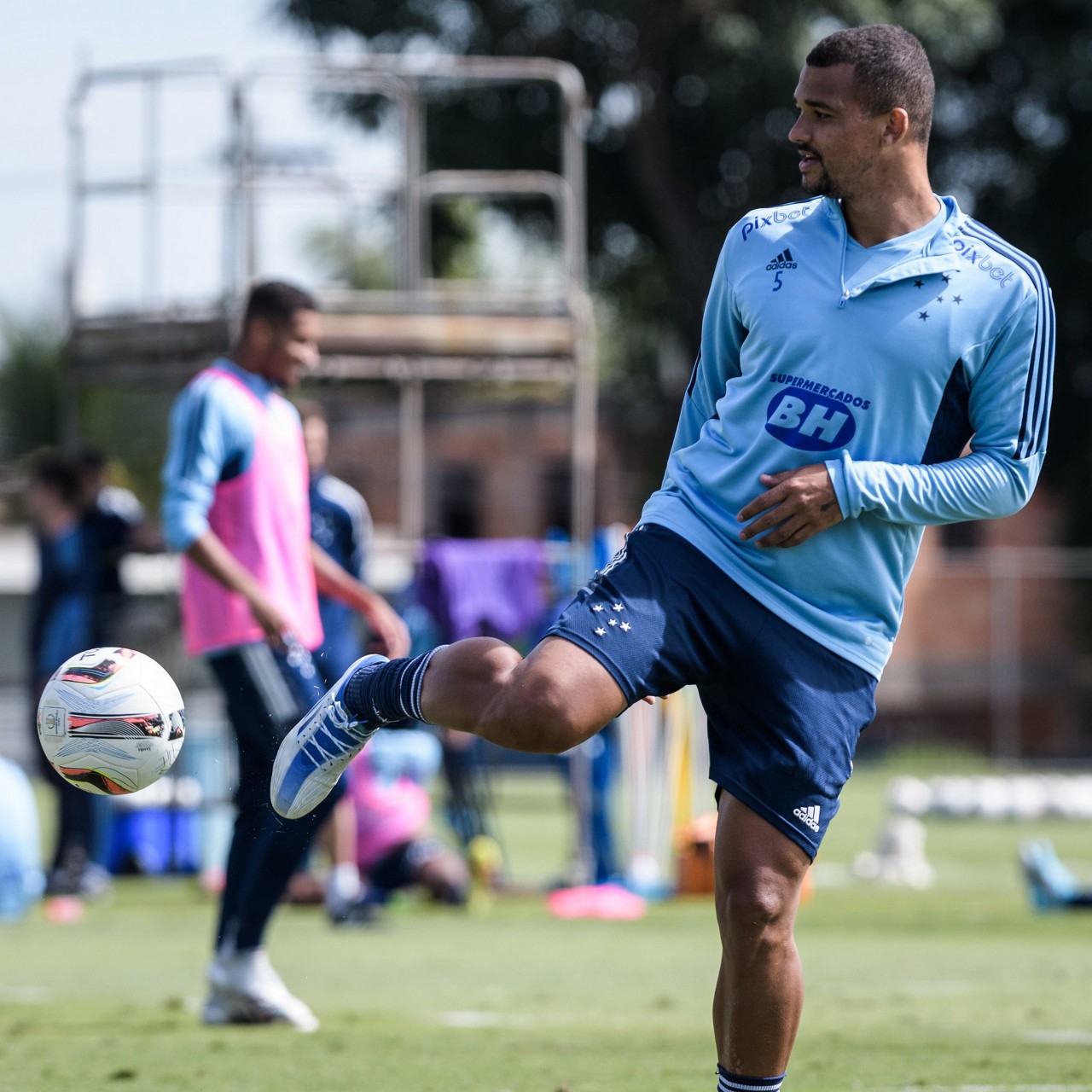 Zé Ivaldo retorna ao time do Cruzeiro após cumprir suspensão automática diante do Criciúma