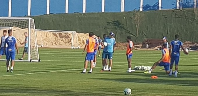 Ezequiel durante conversa com o técnico Rogério Ceni na Toca da Raposa