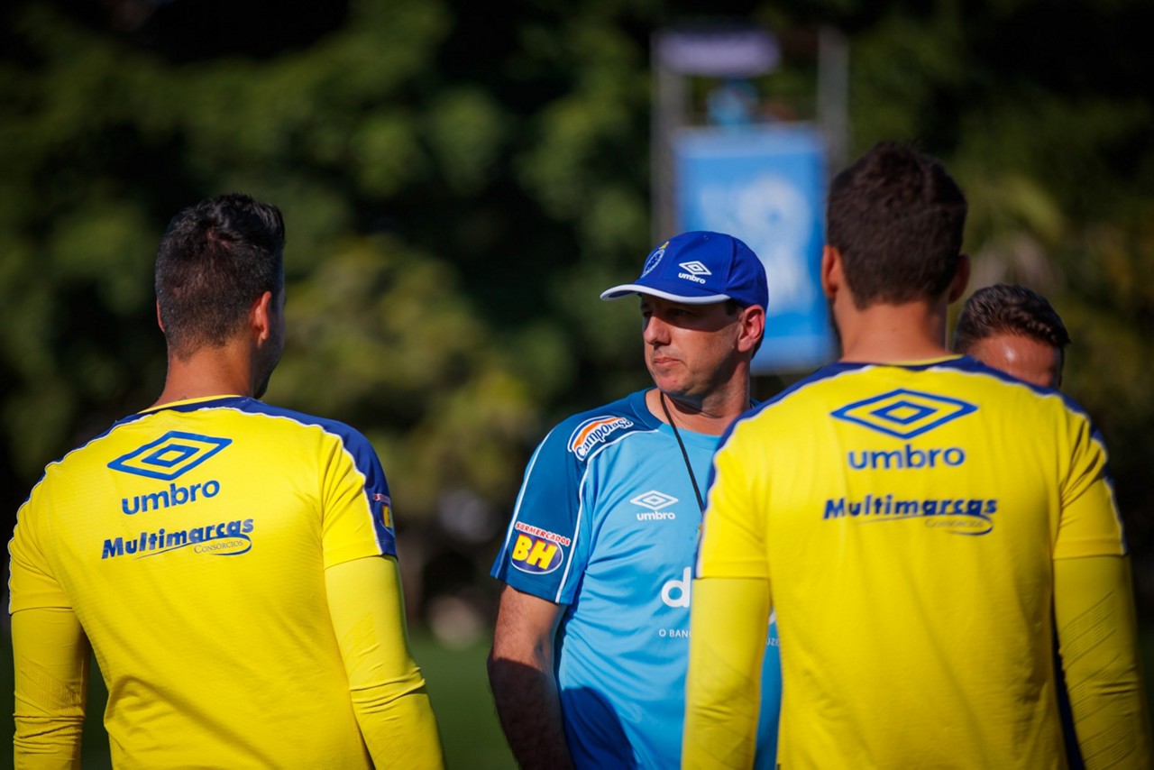 Rogério Ceni vem incentivando goleiro do Cruzeiro a buscar a saída de bola sem chutões