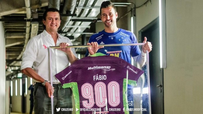 Fábio recebeu homenagem das mãos do presidente Sérgio Santos Rodrigues