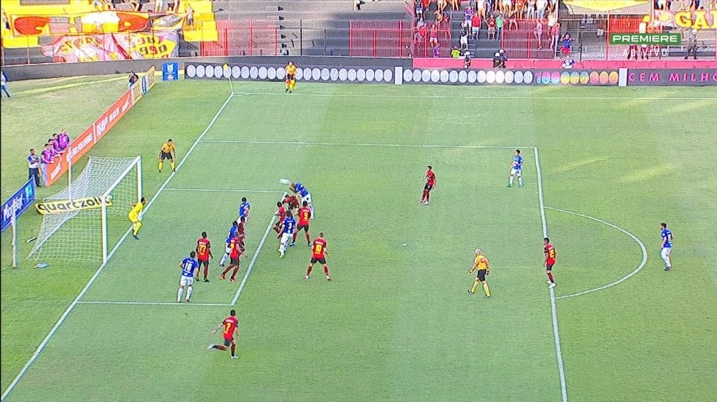 Lance foi assinalado pelo árbitro; confirmação do bandeira só veio depois