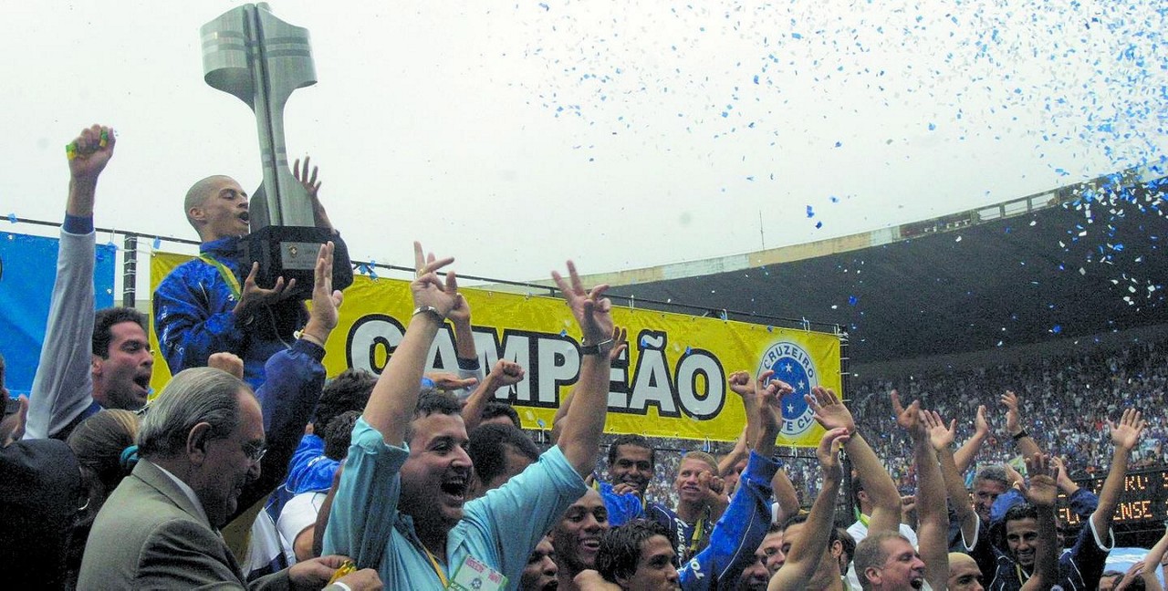 Em 2003, capitaneado pelo craque Alex, o Cruzeiro montou um grande elenco e conseguiu alcançar a Tríplice Coroa
