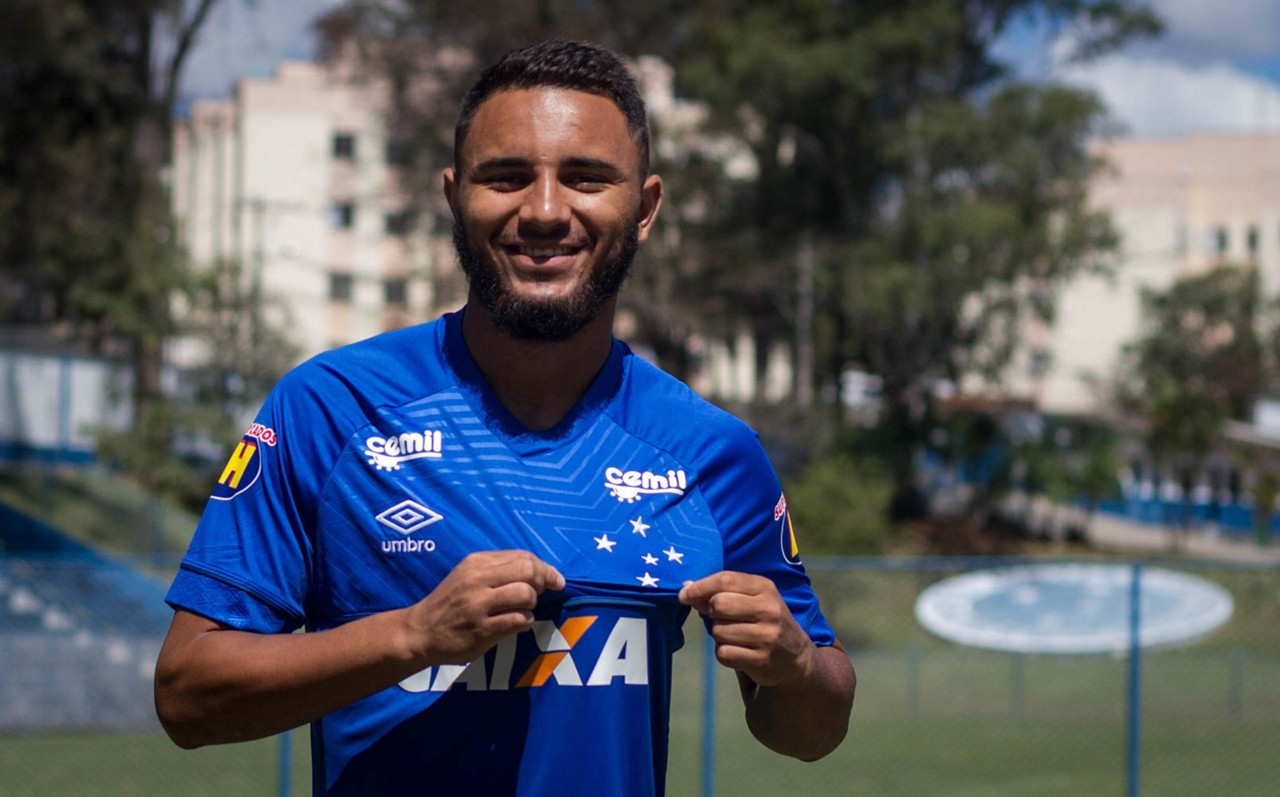Rafinha chega por empréstimo até o fim do ano que vem