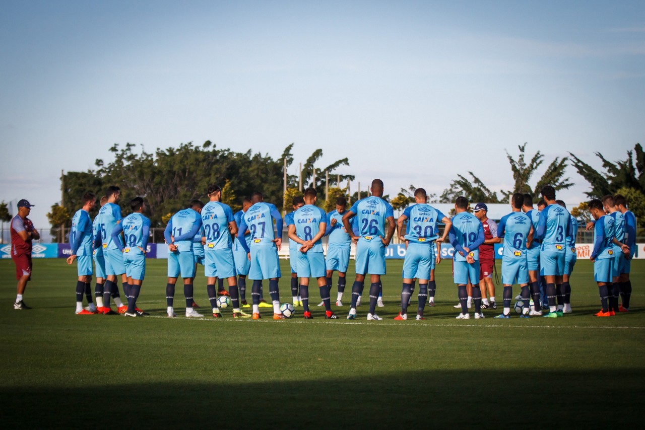 Jogadores do Cruzeiro em conversa antes do treino; atividade foi fechada à imprensa