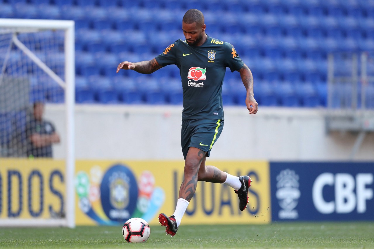 Dedé durante treinamento da seleção brasileira na Red Bull Arena